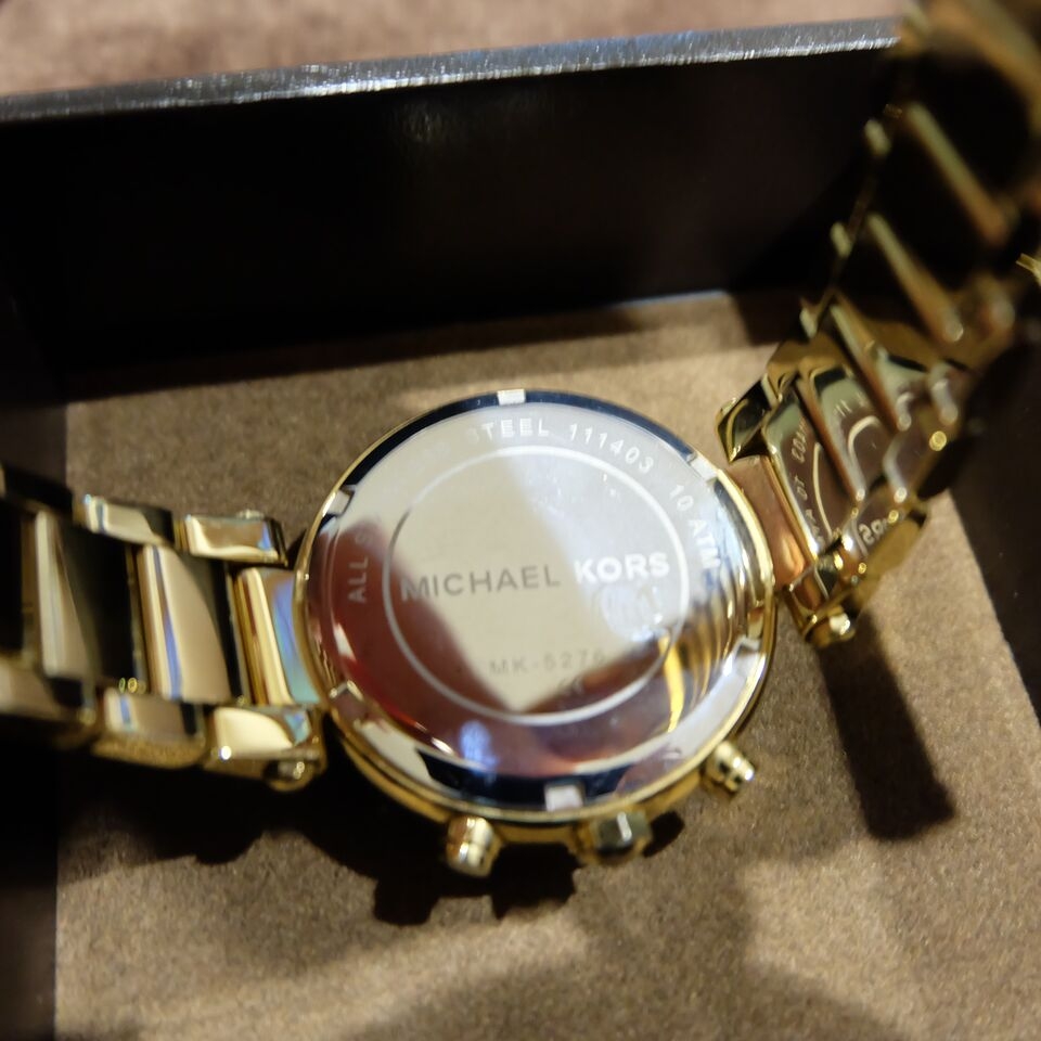 ส่วนด้านหลังของนาฬิกาจะมีชื่อแบรนด์ MICHAEL KORS อยู่และชื่อรุ่น MK5276 คะ