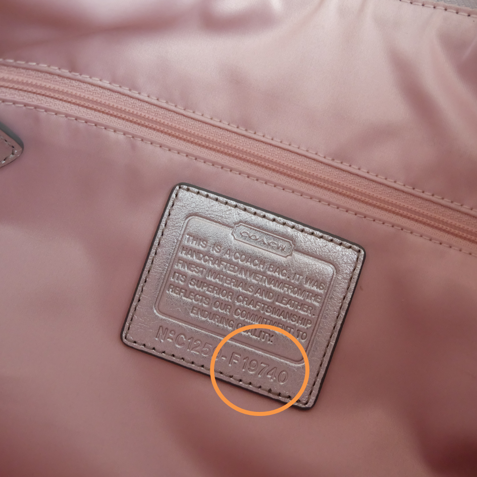 รหัสกระเป๋า COACH รุ่นเก่า :: ดูจากเลข 5 หลักทีป้ายหนังด้านในกระเป๋าคะ จะอยู่มุมขวาล่างของป้ายหนังคะ