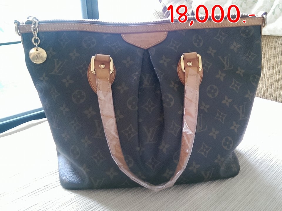 "ราคา 18000 บาท ยี่ห้อ LV รุ่น palermo สี monogram ขนาด pm สภาพ 85 % ตำหนิ รอยตรงก้นกระเป๋าเล็กน้อย ตามสภาพการใช้งาน รายละเอียดอื่น มีแต่ตัวกระเป๋า ไม่มีสายสะพายที่ออกจากช๊อปนะคะ"