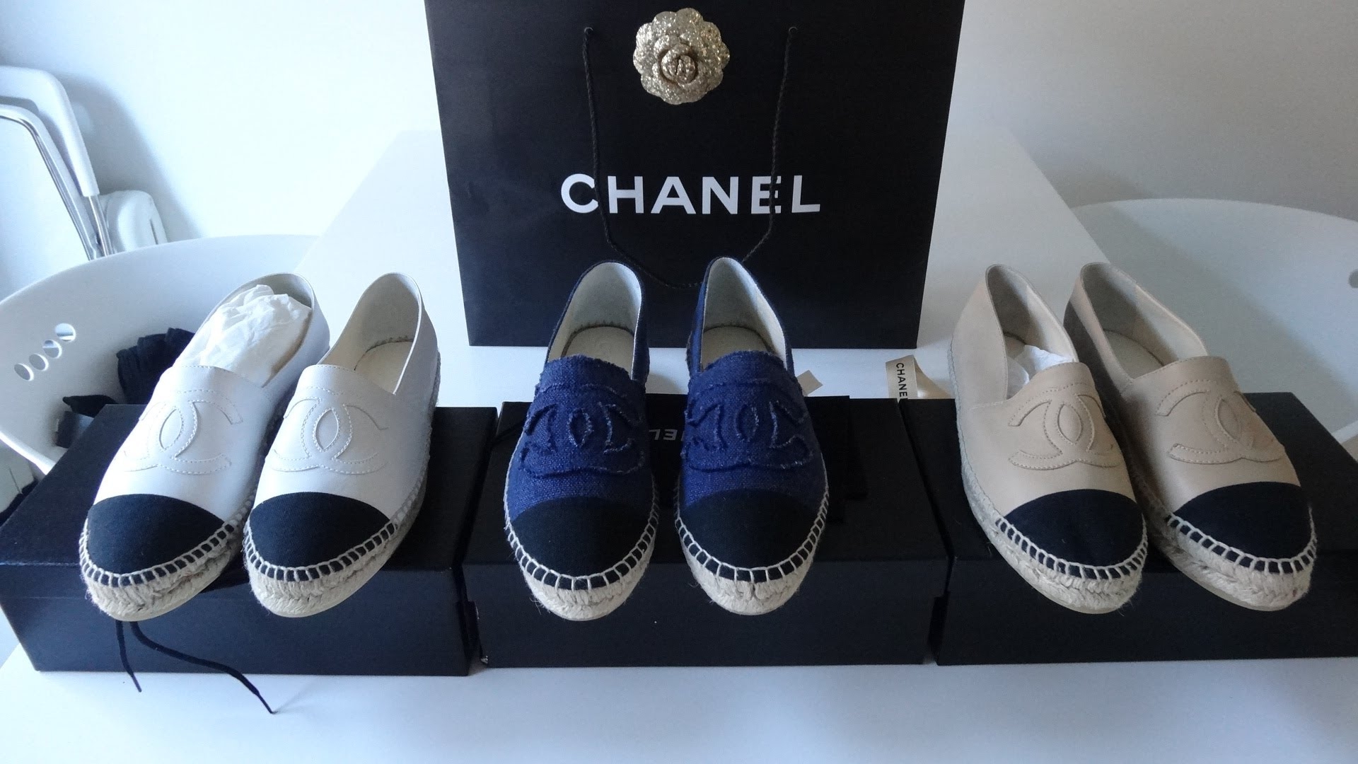 โดยการออกแบบรองเท้าคู่นี้ก็เป็นแนวทางเดียวกันของเหล่าดีไซน์เนอร์ชื่อดังต่างๆที่ออกแบบมาเป็นแนวเดียวกันอย่าง CHANEL ESPADRILLE ค่ะ โดยที่ราคาของรองเท้า Chanel มีราคาถึง 1,150 USD ซึ่งเทียบแล้วรองเท้า Tory Burch ถือเป็นแบรนหรู สินค้าคุณภาพและการออกแบบมาได้อย่างดีเยี่ยมไม่แพ้แบรนอื่นๆค่ะ 
