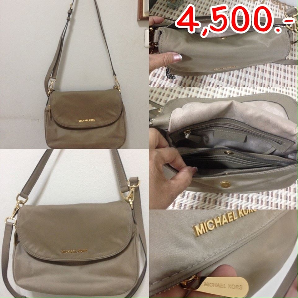 ราคา..4,500 บาท  ยี่ห้อ.. Michael kors  สี ครีมเข้ม  ขนาด..8x10 นิ้ว สภาพ...95 %  ไม่มีตำหนิ