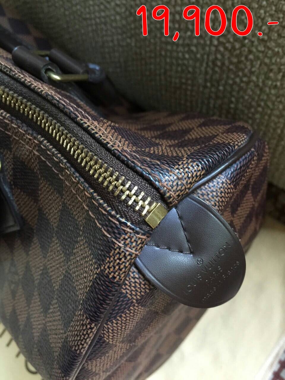 กระเป๋ายี่ห้อLV Damier ปี2012 ขนาด30นิ้วสภาพ90% มีตำหนิตรงหูซิบมีลอกเล็กน้อยไม่มีปัญหากับการใช้งานอุปกรณ์มีถุงผ้างกระดาษการ์ดใบเสร็จ