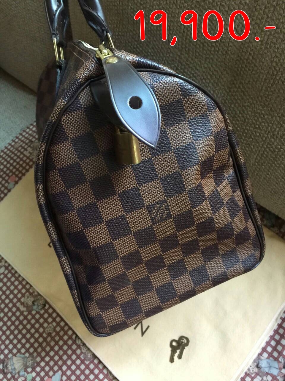 กระเป๋ายี่ห้อLV Damier ปี2012 ขนาด30นิ้วสภาพ90% มีตำหนิตรงหูซิบมีลอกเล็กน้อยไม่มีปัญหากับการใช้งานอุปกรณ์มีถุงผ้างกระดาษการ์ดใบเสร็จ