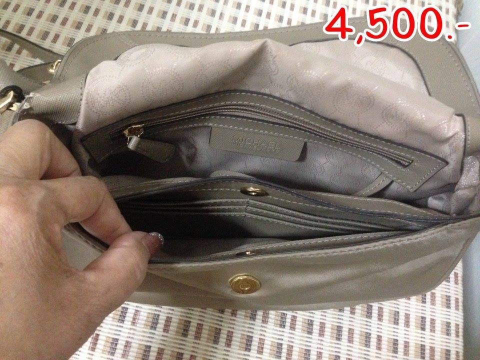 ราคา..4,500 บาท  ยี่ห้อ.. Michael kors  สี ครีมเข้ม  ขนาด..8x10 นิ้ว สภาพ...95 %  ไม่มีตำหนิ