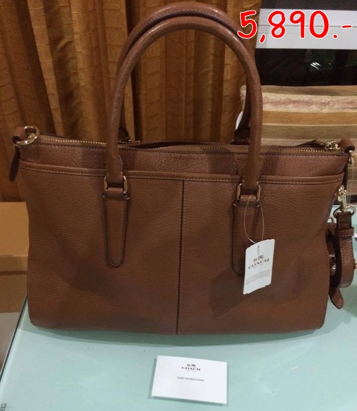 "ราคา 5,890 บาท Coach รุ่น F35185 สี น้ำตาล ขนาด.....14"" (ย) x 9 1/2"" (ส) x 5"" (ก) *สภาพ......100% ไม่มีตำหนิค่ะ.......... รายละเอียดเพิ่มเติม ของใหม่อุปกรณ์อยู่ครบยังไม่ได้ใช้ป้ายห้อยยังอยู่ค่ะ ซื้อมาใบใหญ่ไป ขอรูปเพิ่มเติมได้ทุกมุมค่ะ"