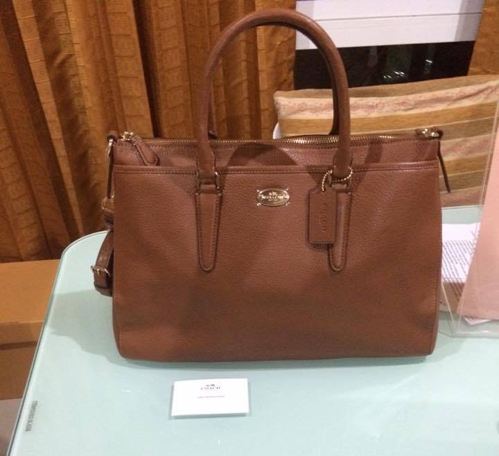 "ราคา 5,890 บาท Coach รุ่น F35185 สี น้ำตาล ขนาด.....14"" (ย) x 9 1/2"" (ส) x 5"" (ก) *สภาพ......100% ไม่มีตำหนิค่ะ.......... รายละเอียดเพิ่มเติม ของใหม่อุปกรณ์อยู่ครบยังไม่ได้ใช้ป้ายห้อยยังอยู่ค่ะ ซื้อมาใบใหญ่ไป ขอรูปเพิ่มเติมได้ทุกมุมค่ะ"