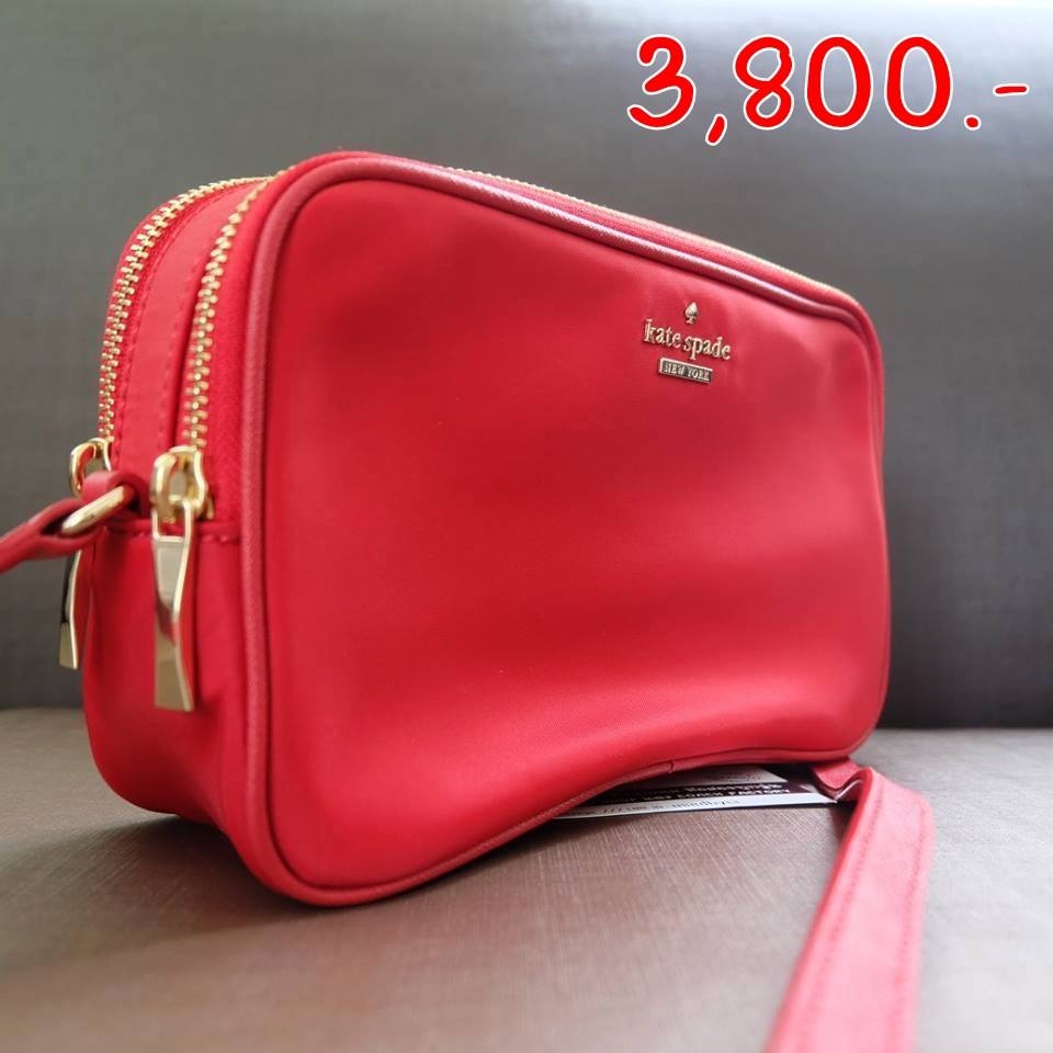 katespade PXRU5387 """วัสดุ : ผ้า ไนลอน สี : แดง อะไหล่ : สีทอง สภาพ : 98% ตำหนิ : รอยเปื้อนที่ด้านหน้านิดหน่อย"""