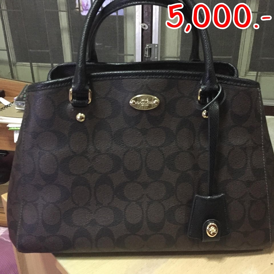 "ราคา 5,000บาท ยี่ห้อcoach รหัสสินค้า Coach F34608 SMALLl MARGOT CARRY AlL IN SIGNATURE CANVAS สีนำ้ตาลดำ ขนาด13 3/4(L)+9(H)+6(W) สภาพ 98% ตำหนิ- "