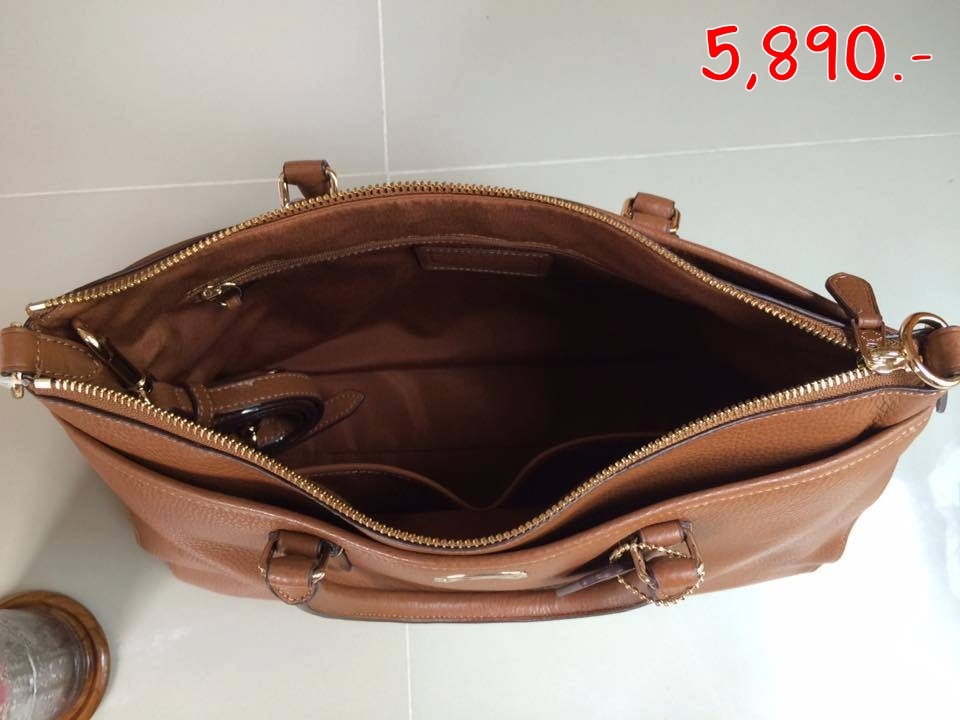 "ราคา 5,890 บาท Coach รุ่น F35185 สี น้ำตาล ขนาด.....14"" (ย) x 9 1/2"" (ส) x 5"" (ก) *สภาพ......100% ไม่มีตำหนิค่ะ.......... รายละเอียดเพิ่มเติม ของใหม่อุปกรณ์อยู่ครบยังไม่ได้ใช้ป้ายห้อยยังอยู่ค่ะ ซื้อมาใบใหญ่ไป ขอรูปเพิ่มเติมได้ทุกมุมค่ะ"