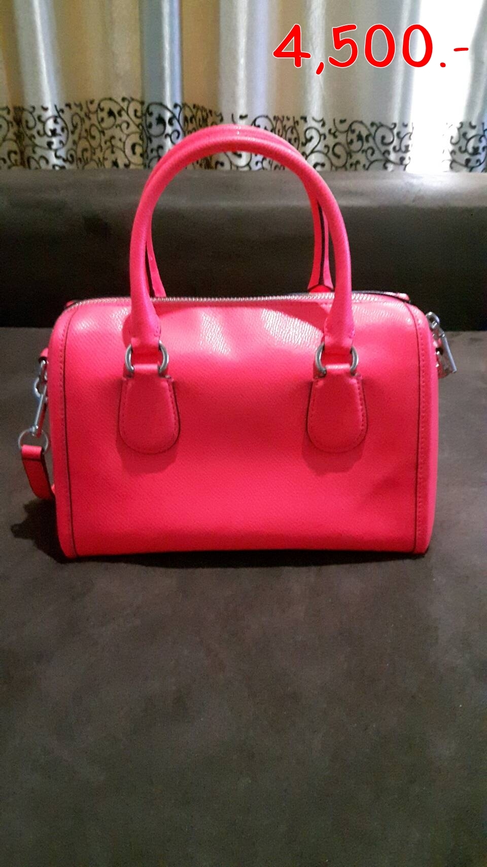 "ราคาขาย 4,500 บาท ยี่ห้อ กระเป๋า coach F 34697 SVBCE Leather Mini Bennett Satchel Pink Neon (สีชมพู นีออน) ขนาด 9""×7""×4.5"" สภาพ 99%(ไม่มีตำนิ)ใช้แค่ครั้งเดียวค่ะ "