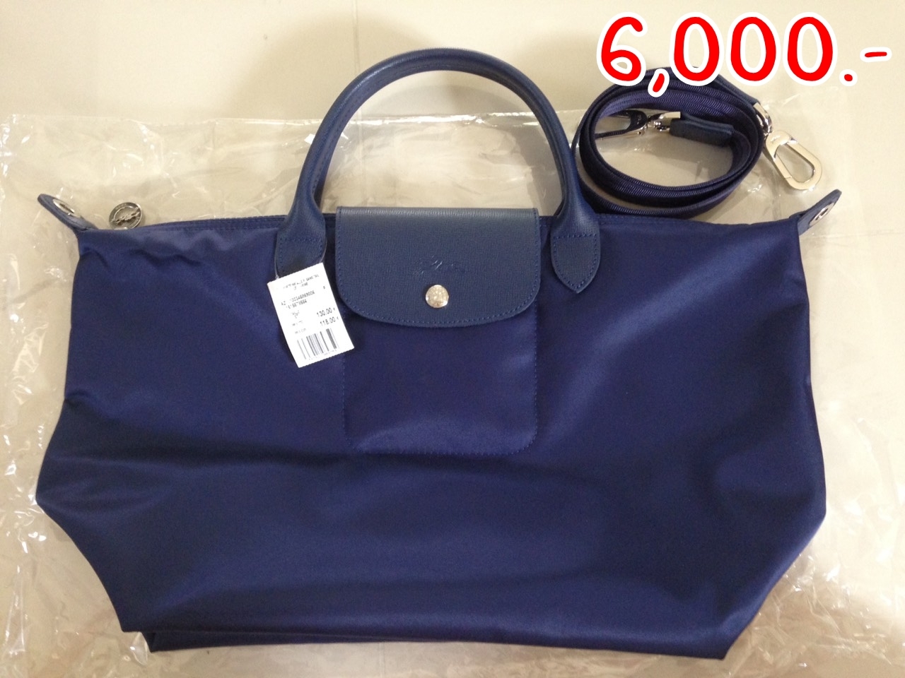 "ราคา 6,000 บาท ยี่ห้อ Longchamp Neo สี Navy Size M (32x28x17 cm) สภาพ มือ 1 ไม่มีตำหนิ"