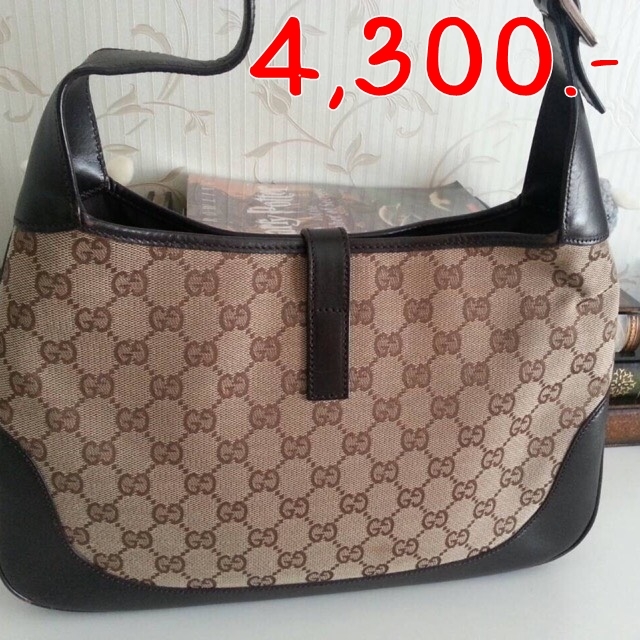 "*ราคา...4,300........บาท ยี่ห้อ..Gucci สี น้ำตาลแถบเขียวแดง ขนาด 33×4×22 เซ็นติเมตร สภาพ 80 % *ตำหนิ(ในกรณีสินค้ามือสอง)......มีรอยหนังแตกตรงหูสะพายนิดหน่อย รายละเอียดเพิ่มเติม...เป็นกระเป๋าสะพายไหล่ใบเล็ก.. "