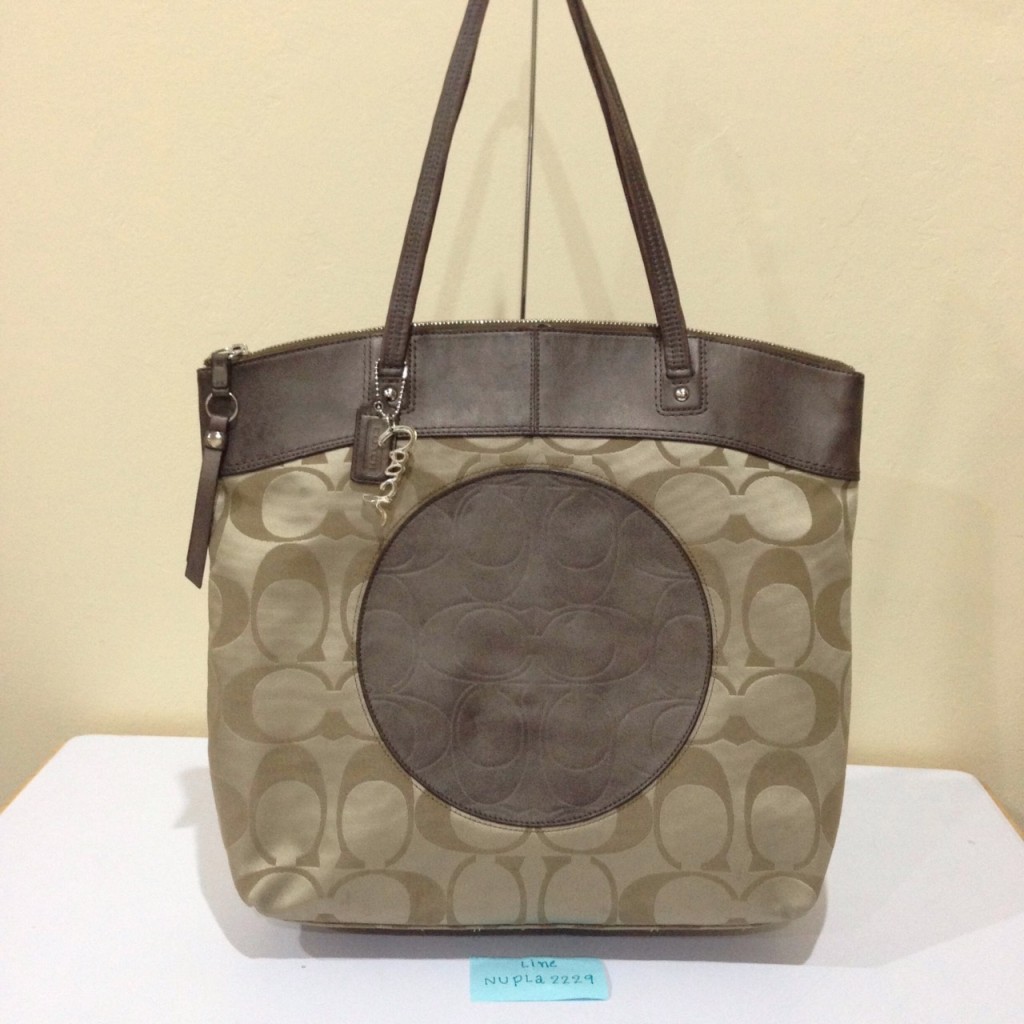 COACH LAURA SIGNATURE TOTE F18335