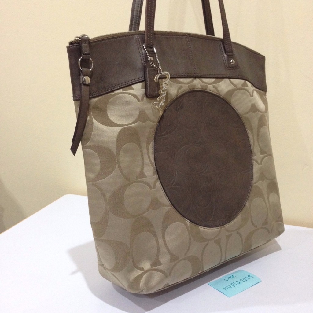 COACH LAURA SIGNATURE TOTE F18335