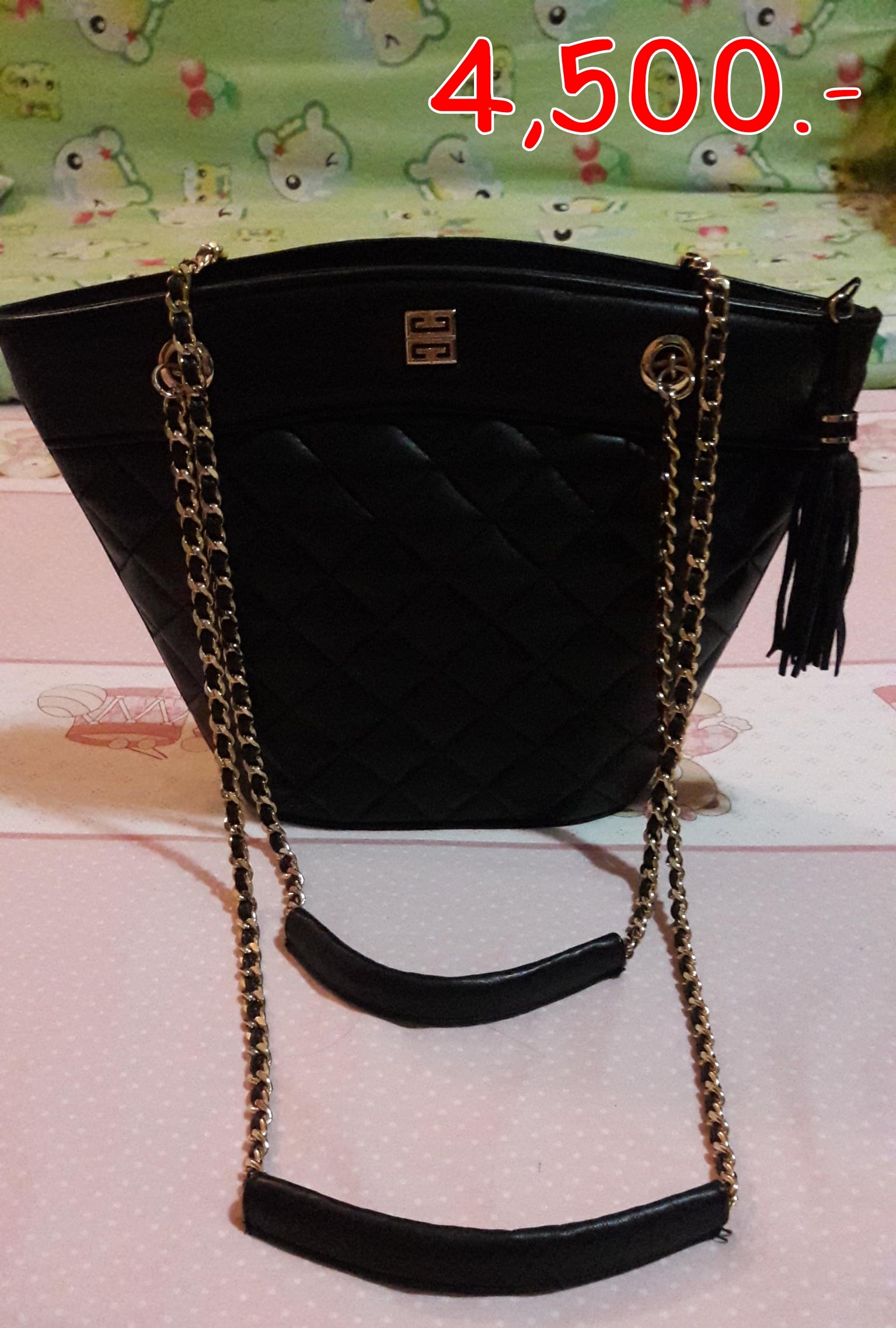 "กระเป๋าแบรนด์ GIVENCHY สะพายไหล่สายยาว (Used) ขนาด 7 1/2"" x 9"" x 3 1/4"" (ยาว x สูง x กว้าง) สภาพ : ใช้งานน้อยมาก ตัวหนังยังป่องสวย ภายในภายนอกสะอาด อะไหล่เงาสวย จุของได้เยอะ น้ำหนักเบา ราคา 4,500 "