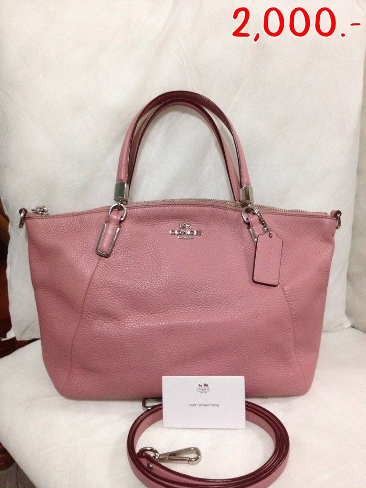 "ยี่ห้อ coach รหัส F34493 สี ชมพู ขนาด 13 1/2"" (L)*8 3/4""(H)*3 3/4"" (W) หนังทั้งใบ/มีสายสะพายcrossbody สายปรับความยาวได้ สภาพ 80% ตำหนิไม่มีนะคะ"