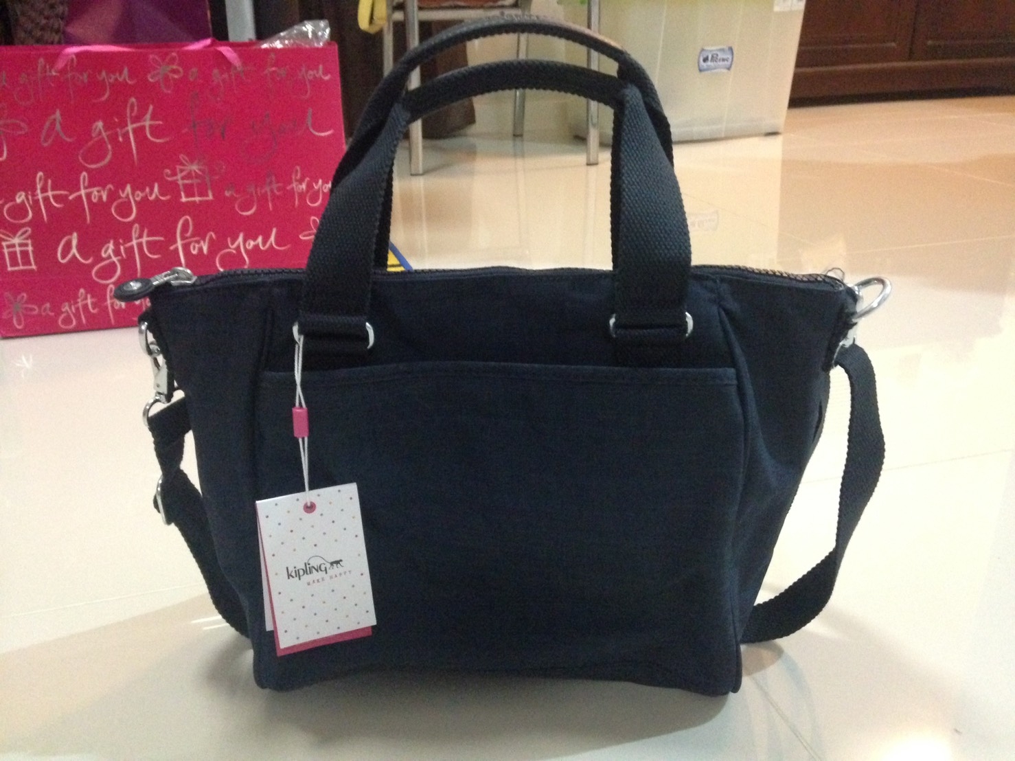 ราคา 3,200 บาท ยี่ห้อ Kipling Amiel BP สี Dazz True Blue Size Medium Handbag สภาพ มือ 1 ของเบลเยี่ยม (มีเเล้วใบนึง เเม่ซื้อมาให้ซ้ำ)