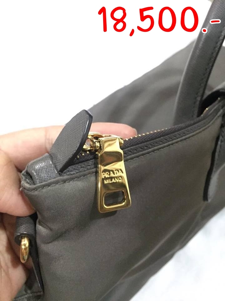 "ขายราคา 18,500 บาท กระเป๋า Prada #BN2541 สี Fumo size 30 cm เป็นผ้า Nylon และขอบหนัง Saffiano อะไหล่ทอง มีสายสะพายยาว สายถอดได้ และปรับขนาดให้สั้นยาวได้ อปก.ครบ การ์ด + สายสะพาย + ถุงผ้ากันฝุ่น"