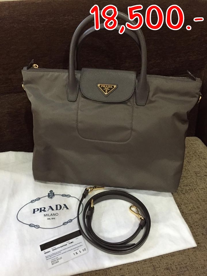 "ขายราคา 18,500 บาท กระเป๋า Prada #BN2541 สี Fumo size 30 cm เป็นผ้า Nylon และขอบหนัง Saffiano อะไหล่ทอง มีสายสะพายยาว สายถอดได้ และปรับขนาดให้สั้นยาวได้ อปก.ครบ การ์ด + สายสะพาย + ถุงผ้ากันฝุ่น"