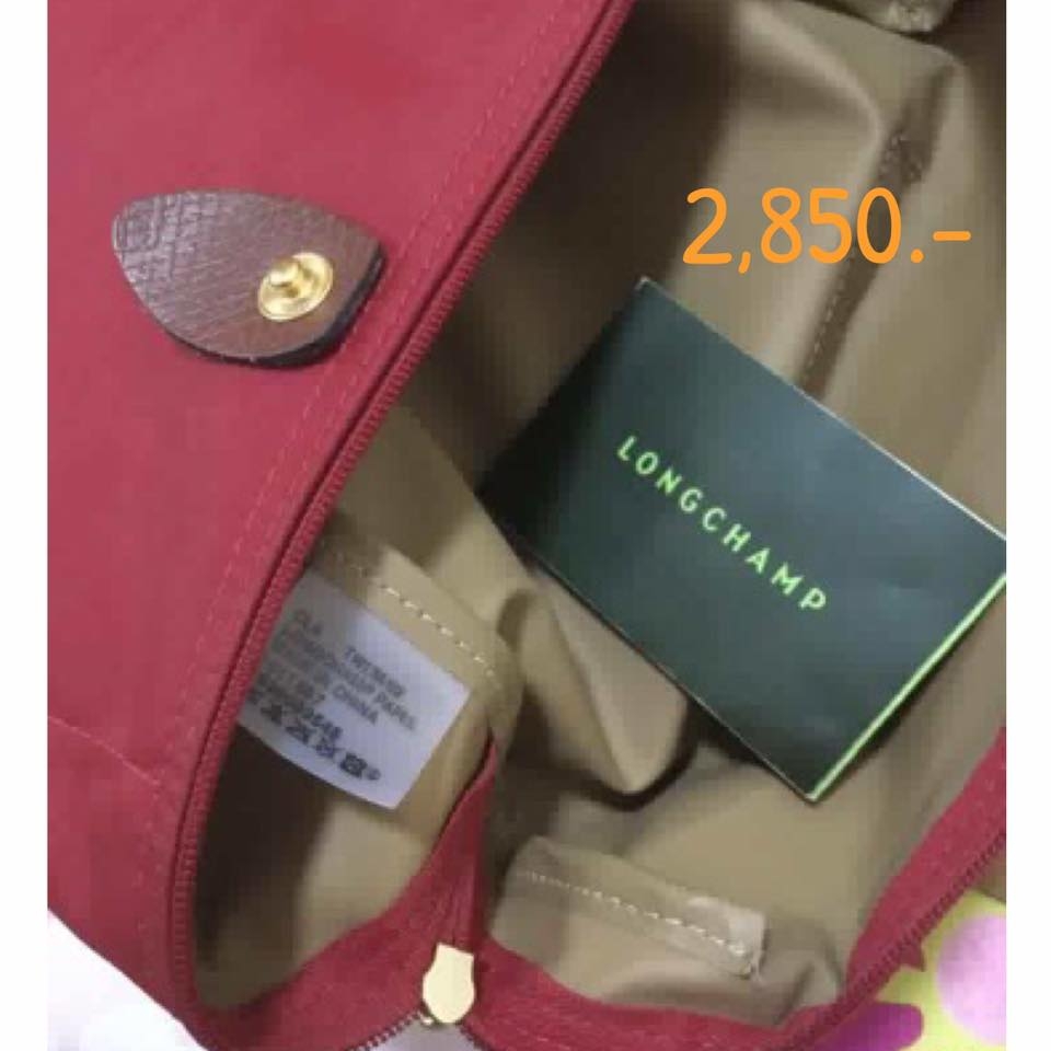 "ราคา 2,850 บาท ยี่ห้อ Longchamp Backpack สี Rouge สภาพ 99 % ไม่มีตำหนิ รายละเอียดเพิ่มเติม สินค้ามือสอง สภาพดีมาก เหมือนใหม่ ภายนอกมีรอยเปื้อนนิดหน่อยถ้าไม่สังเกตก็ไม่เห็น ภายในสะอาด สีแดง Rouge สีสวยหายาก เพราะสีนี้เลิกผลิตแล้ว ส่งฟรี ems"