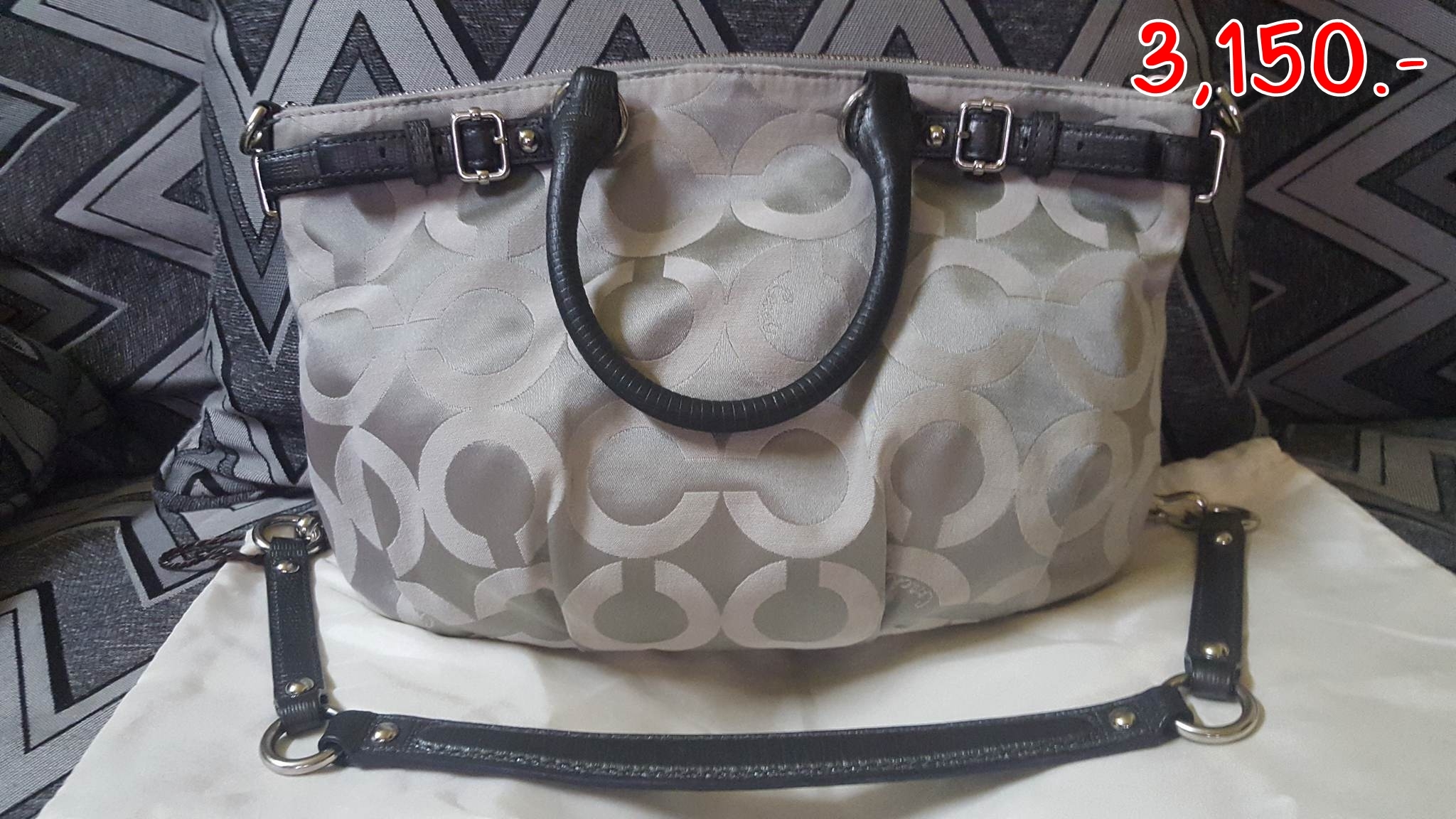 กระเป๋า COACH รหัส 18650 MADISON OP ART SIGNATURE SOPHIA SATCHEL BAG GREY Size 14 1/4″(L) x 9 1/2″(H) x 3 1/4″(W) สภาพ 95% ไม่มีตำหนิหนัก กระเป๋าทรง Sophia ผ้า Sateen ลาย Signature C ทำให้ดูคลาสิค สายสะพายมีทั้งสายสั้น และสายยาวที่ถอดได้ ด้านใน มีช่องซิปใหญ่ 1 ช่อง ช่องเอนกประสงค์ 2 ช่อง