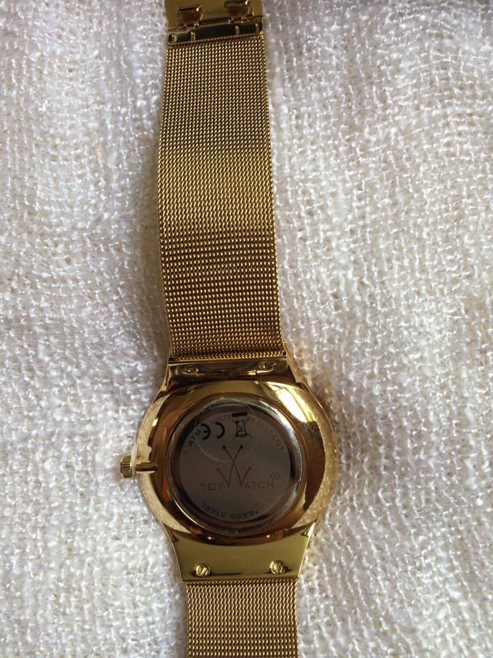 "Toy Watch รหัส MH11GD สี Gold ขนาด 40 millimeters ไม่มีตำหนิค่ะของใหม่ป้ายห้อย รายละเอียดเพิ่มเติม Toy Watch Mesh Gold-tone Unisex Watch ขนาดหน้าปัด 40 มม. ตัวเรือนและสายสีทองสวยหรู รูปทรง : กลม - ตัวเรือนสี : ทอง - แสดงผล : อนาล๊อก 3 เข็ม - เครื่อง : ควอตซ์ - วัสดุตัวเรือน : สแตนเลสสตีล - วัสดุสาย : สแตนเลสสตีล - กันน้ำ : 30 เมตรสายกว้าง (ประมาณ) : 2 ซม. - น้ำหนักประมาณ : 77 กรัม ขอรูปเพิ่มเติมได้ทุกมุมค่ะ"