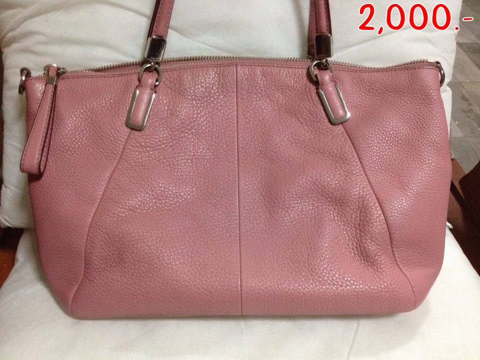 "ยี่ห้อ coach รหัส F34493 สี ชมพู ขนาด 13 1/2"" (L)*8 3/4""(H)*3 3/4"" (W) หนังทั้งใบ/มีสายสะพายcrossbody สายปรับความยาวได้ สภาพ 80% ตำหนิไม่มีนะคะ"