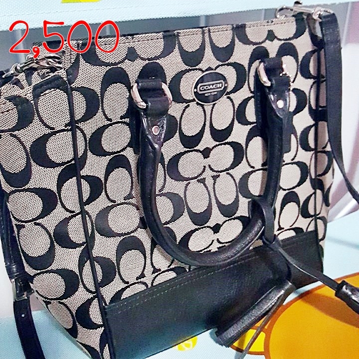 "ราคา 2500 บาท Coach 48879 Coach Legacy Signature Mini Tanner Crossbody สี Silver/Black ขนาด..ยาว 8 1/4"" สูง 9 1/2"" กว้าง ..3 1/2"" สภาพ 99 % สภาพใหม่มาก ใช้ไปครั้งเดียว"