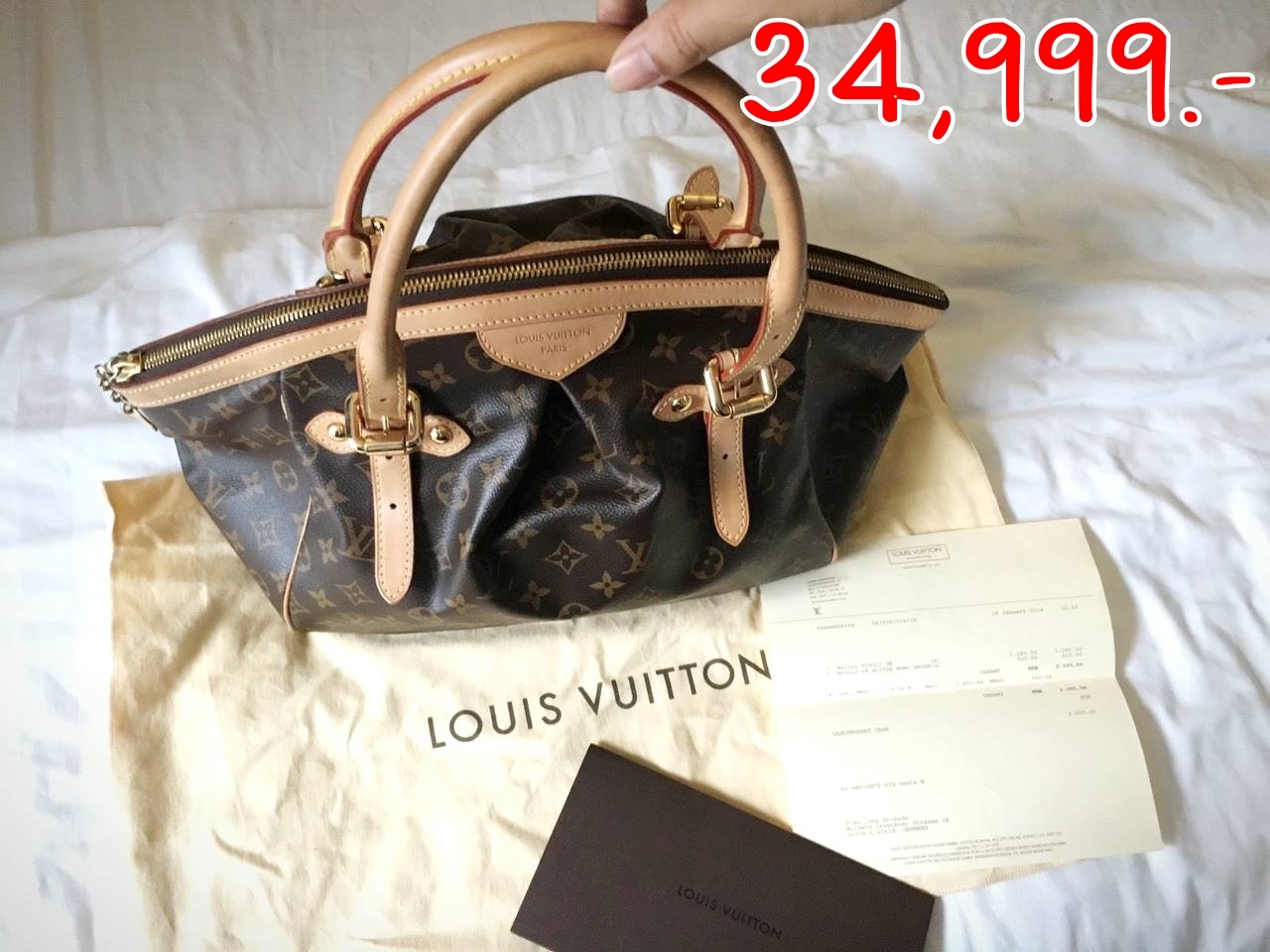 "ราคา 34,999 บาท ยี้ห้อ Lv Monogram Canvas Tivoli GM 2014 สี น้ำตาล ขนาด 18.11""×11.02""×7.87"" สภาพ 95% ตำหนิ หูจับเข้มขึ้นตามสภาพการใช้งาน ข้างซิปมีรอยเข้มขึ้นนิดหน่อย"