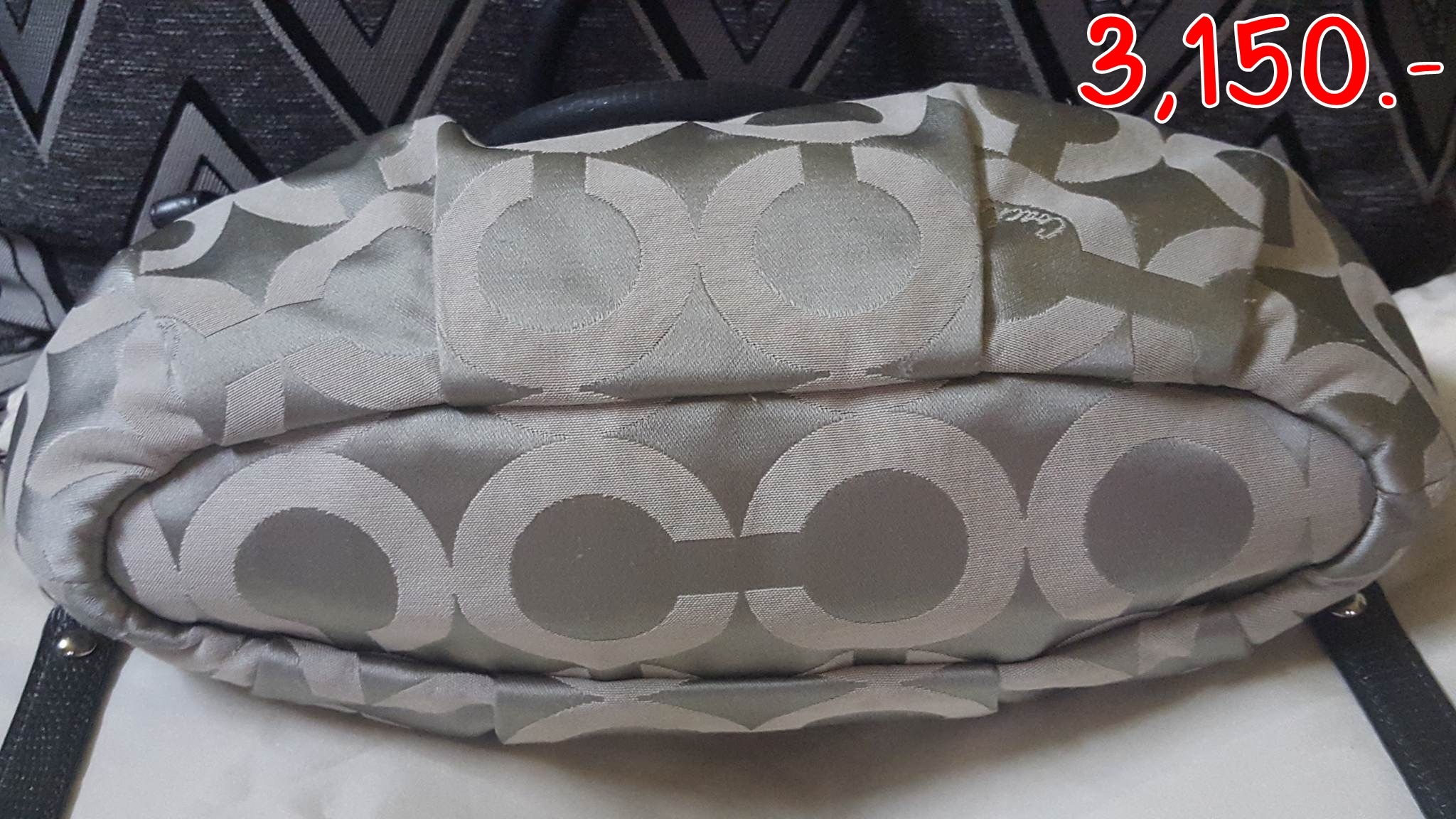 กระเป๋า COACH รหัส 18650 MADISON OP ART SIGNATURE SOPHIA SATCHEL BAG GREY Size 14 1/4″(L) x 9 1/2″(H) x 3 1/4″(W) สภาพ 95% ไม่มีตำหนิหนัก กระเป๋าทรง Sophia ผ้า Sateen ลาย Signature C ทำให้ดูคลาสิค สายสะพายมีทั้งสายสั้น และสายยาวที่ถอดได้ ด้านใน มีช่องซิปใหญ่ 1 ช่อง ช่องเอนกประสงค์ 2 ช่อง