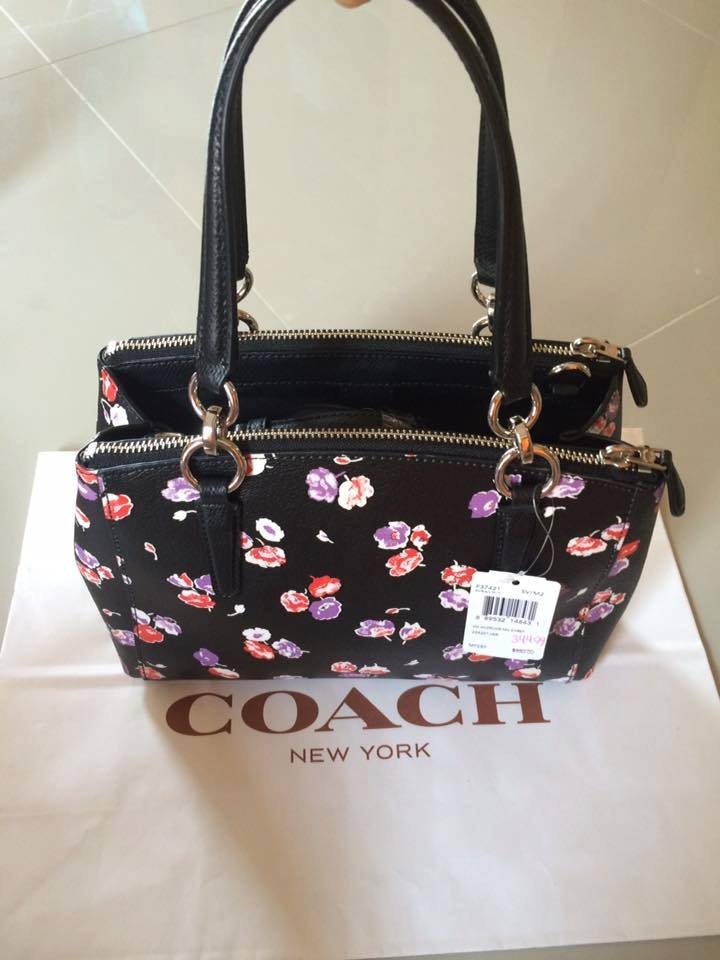 "COACH รหัส F37233 SIGNATURE SIERRA SAT HANDBAG สี DARK BROWN ขนาด 13 1/2"" (L) x 9 1/2"" (H) x 4 3/4"" (W) ไม่มีตำหนิค่ะของใหม่ป้ายห้อย Coachทรงโดมรุ่นใหม่ลายซี หนังCanvas มีหมุดที่ฐาน สายยาวถอดได้ อุปกรณ์อยู่ครบยังไม่ได้ใช้ป้ายห้อยยังอยู่ ขอรูปเพิ่มเติมได้ทุกมุมค่ะ"