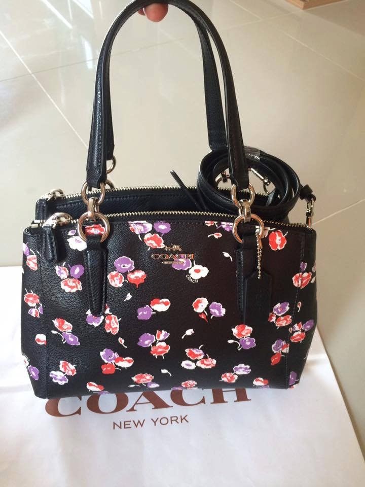 "COACH รหัส F37233 SIGNATURE SIERRA SAT HANDBAG สี DARK BROWN ขนาด 13 1/2"" (L) x 9 1/2"" (H) x 4 3/4"" (W) ไม่มีตำหนิค่ะของใหม่ป้ายห้อย Coachทรงโดมรุ่นใหม่ลายซี หนังCanvas มีหมุดที่ฐาน สายยาวถอดได้ อุปกรณ์อยู่ครบยังไม่ได้ใช้ป้ายห้อยยังอยู่ ขอรูปเพิ่มเติมได้ทุกมุมค่ะ"