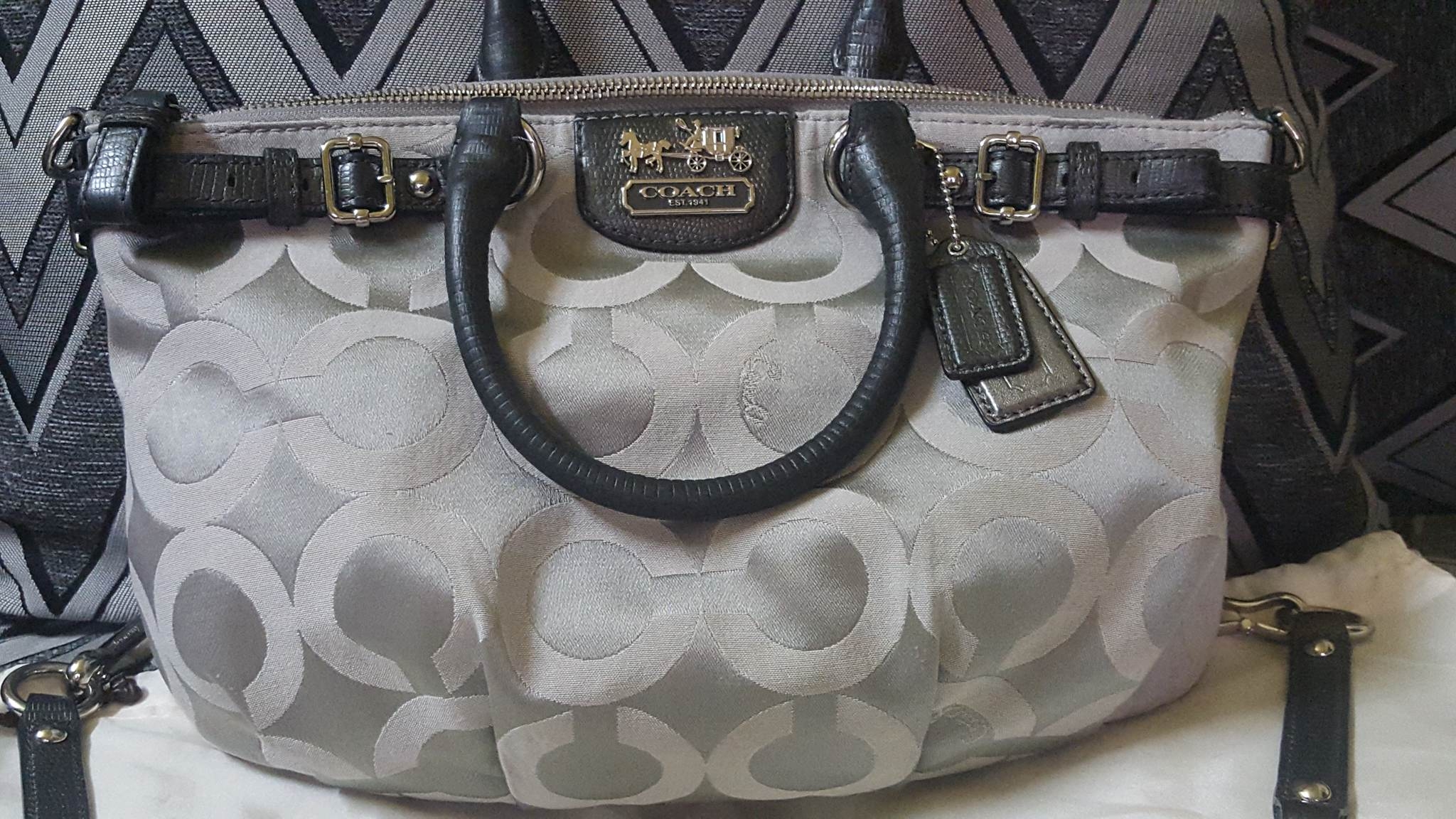 กระเป๋า COACH รหัส 18650 MADISON OP ART SIGNATURE SOPHIA SATCHEL BAG GREY Size 14 1/4″(L) x 9 1/2″(H) x 3 1/4″(W) สภาพ 95% ไม่มีตำหนิหนัก กระเป๋าทรง Sophia ผ้า Sateen ลาย Signature C ทำให้ดูคลาสิค สายสะพายมีทั้งสายสั้น และสายยาวที่ถอดได้ ด้านใน มีช่องซิปใหญ่ 1 ช่อง ช่องเอนกประสงค์ 2 ช่อง