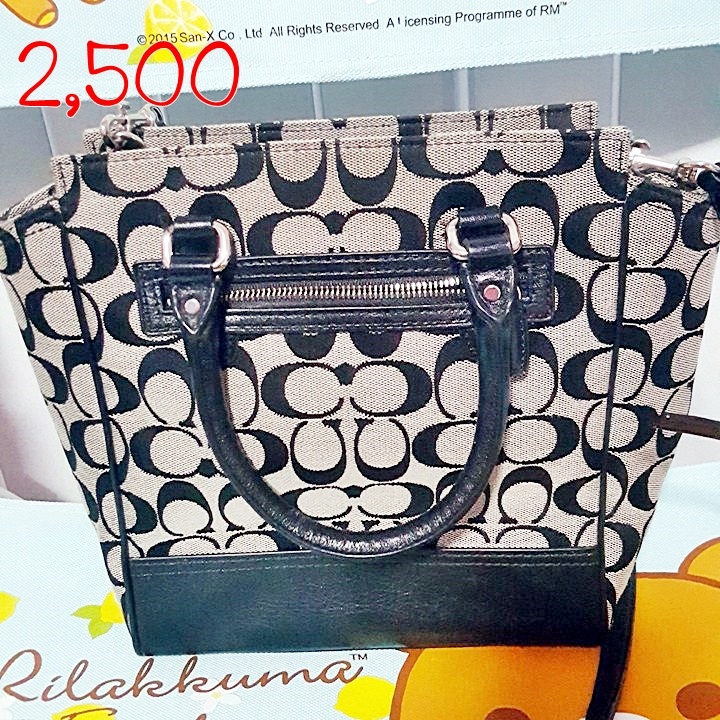 "ราคา 2500 บาท Coach 48879 Coach Legacy Signature Mini Tanner Crossbody สี Silver/Black ขนาด..ยาว 8 1/4"" สูง 9 1/2"" กว้าง ..3 1/2"" สภาพ 99 % สภาพใหม่มาก ใช้ไปครั้งเดียว"