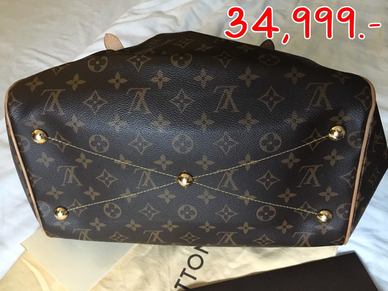 "ราคา 34,999 บาท ยี้ห้อ Lv Monogram Canvas Tivoli GM 2014 สี น้ำตาล ขนาด 18.11""×11.02""×7.87"" สภาพ 95% ตำหนิ หูจับเข้มขึ้นตามสภาพการใช้งาน ข้างซิปมีรอยเข้มขึ้นนิดหน่อย"