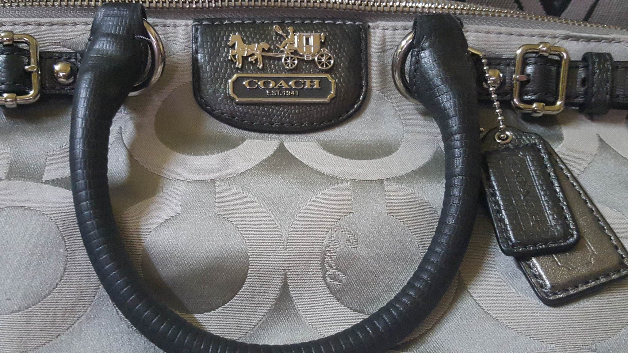 กระเป๋า COACH รหัส 18650 MADISON OP ART SIGNATURE SOPHIA SATCHEL BAG GREY Size 14 1/4″(L) x 9 1/2″(H) x 3 1/4″(W) สภาพ 95% ไม่มีตำหนิหนัก กระเป๋าทรง Sophia ผ้า Sateen ลาย Signature C ทำให้ดูคลาสิค สายสะพายมีทั้งสายสั้น และสายยาวที่ถอดได้ ด้านใน มีช่องซิปใหญ่ 1 ช่อง ช่องเอนกประสงค์ 2 ช่อง