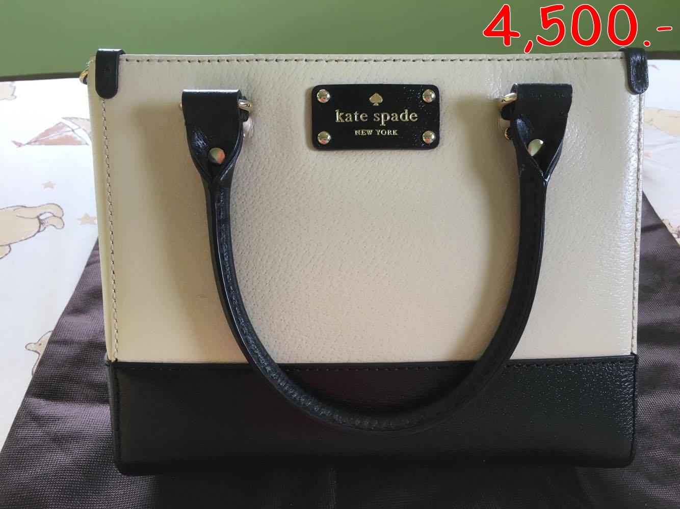 "ราคา 4,500 บาท ยี่ห้อ kate spade new york สี ครีม/ดำ ขนาด 10"" x 4"" กว้าง 4"" สภาพ 99.99% ตำหนิ ไม่มี = มีถุงผ้าให้ค่ะ ="