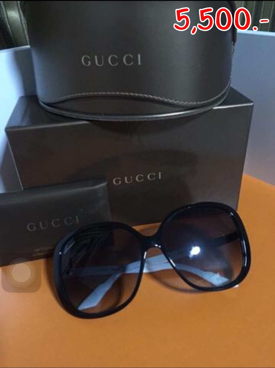 "ราคา 5,500 บาท แว่นกันแดด Gucci สีดำ ขาแว่นสีขาวแถบgucci สภาพ90% กล่องใส่แว่น ผ้าเช็ด อุปกรณ์ครบค่ะ "