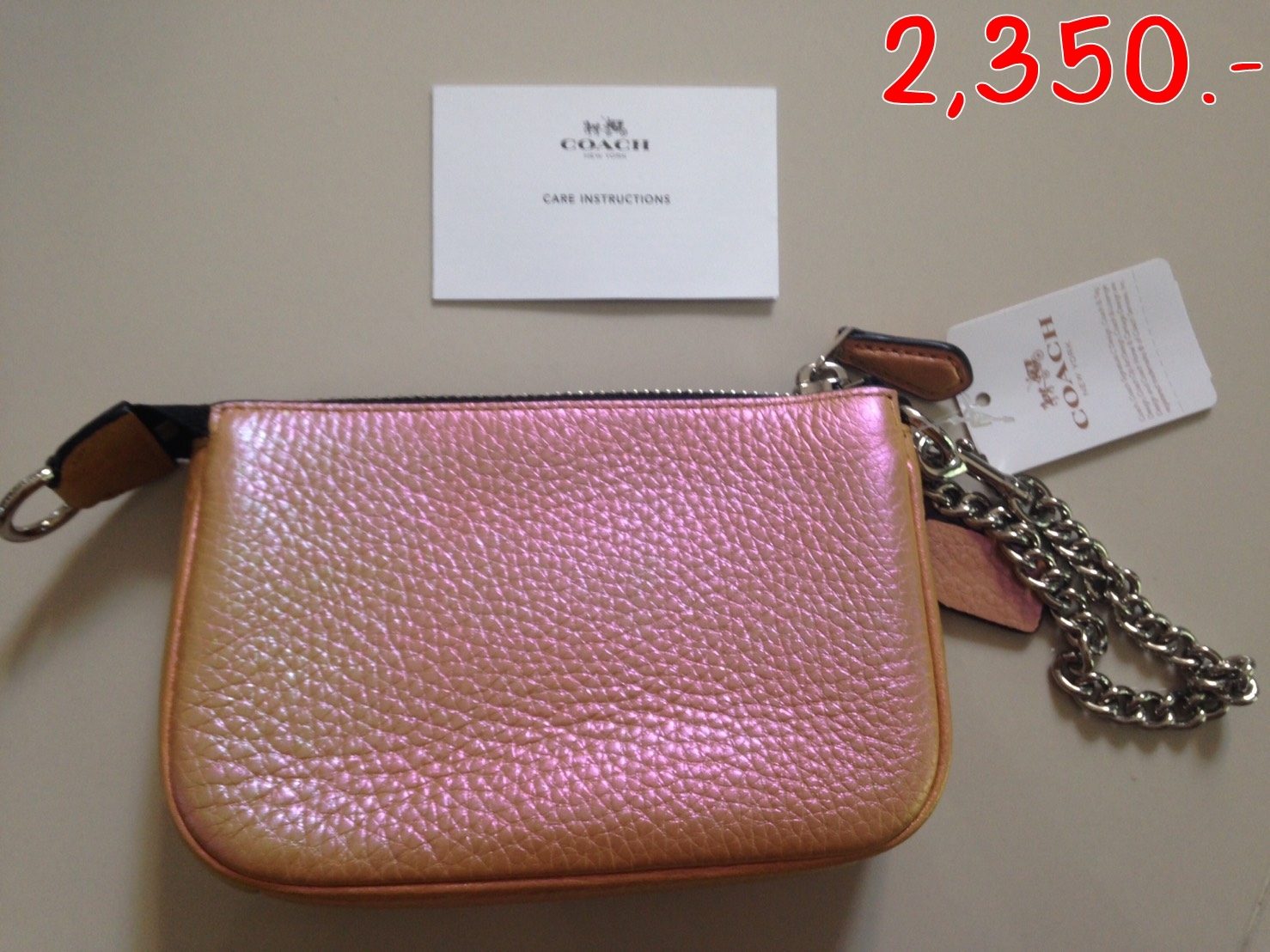 ราคา 2,350 บาท ยี่ห้อ Coach Hologram Nolita 15 สี SV/Gold Size 6-1/4"" x 4"" x 1-1/2"" สภาพมือ 1 (100%) (ที่ขายเพราะเเม่ซื้อมาให้ซ้ำ)