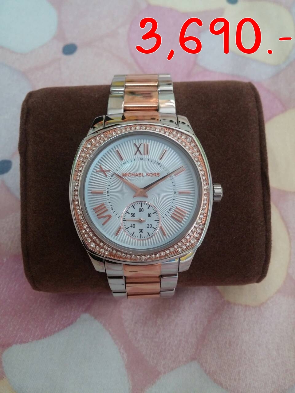 ราคา 3690 บาท ยี่ห้อ MICHAEL KORS สายสีเงินคาด pink gold หน้าปัดสีฟ้าอ่อน ขนาดหน้าปัดวงกลม 30 mm รวมตัวเรือนประมาณ 38 mm สภาพ 99% ผ่านการใช้งาน 1 ครั้ง ไม่มีตำหนิสภาพเหมือนใหม่มือ 1 ค่ะ