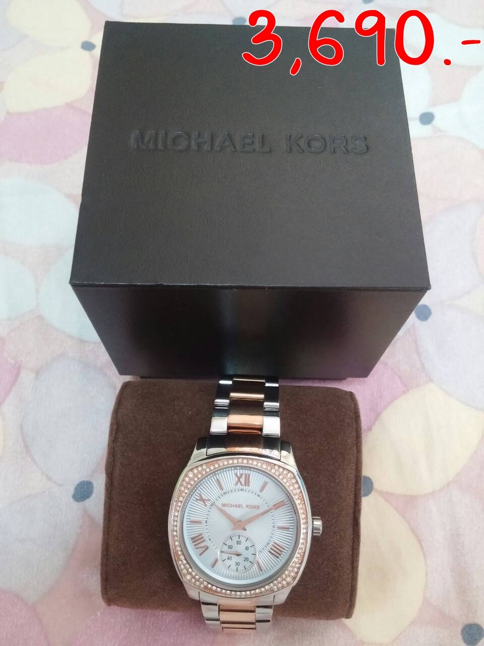 ราคา 3690 บาท ยี่ห้อ MICHAEL KORS สายสีเงินคาด pink gold หน้าปัดสีฟ้าอ่อน ขนาดหน้าปัดวงกลม 30 mm รวมตัวเรือนประมาณ 38 mm สภาพ 99% ผ่านการใช้งาน 1 ครั้ง ไม่มีตำหนิสภาพเหมือนใหม่มือ 1 ค่ะ