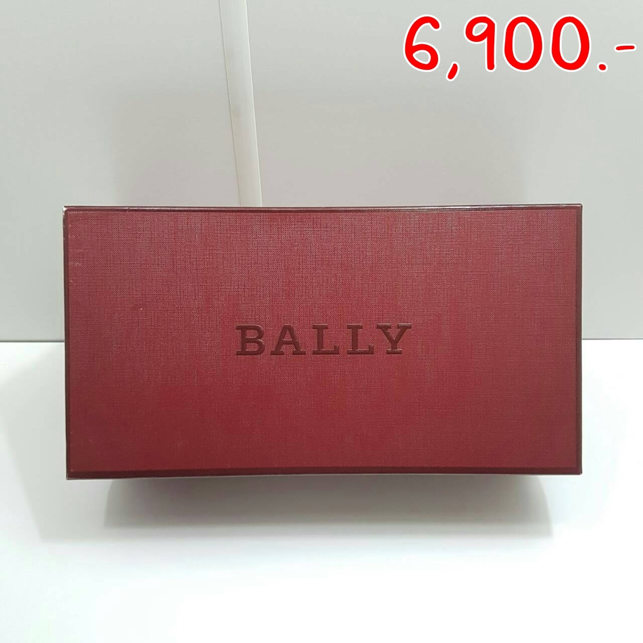 ราคา 6900 ยี่ห้อ bally รุ่น holga สี ดำ Size US 7.5 EU 5 FR 38 สภาพ 100% พร้องกล่อง ถุงผ้า อุปกรณ์ครบ ของใหม่ ไม่เคยใช่ค่ะ 