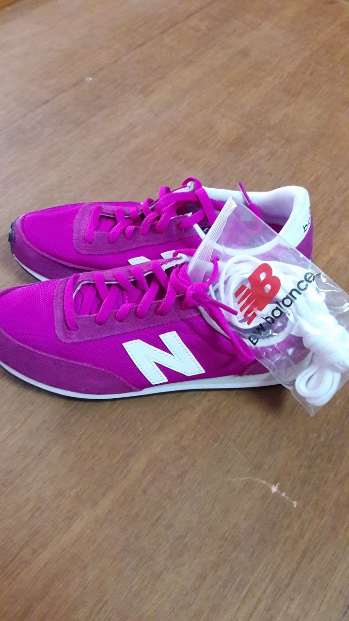 "ราคา 3,500 บาท รองเท้าnew balance สีชมพูสด ขนาด6.5us 4.5uk 37eu 23.5cm สภาพใหม่ มือหนึ่งจ้า"