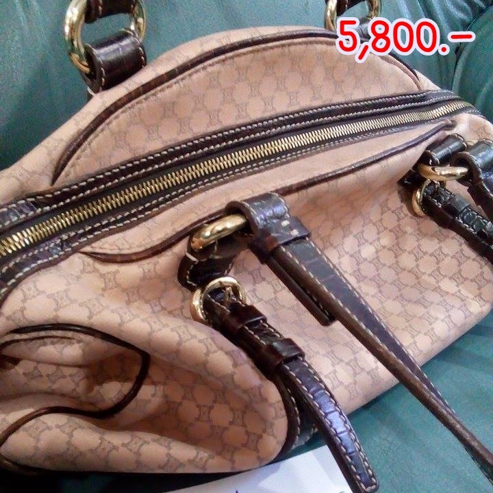 "*ราคา 5,800 บาท ยี่ห้อ Celine สี...เนื้อ ขนาด ... 21 cm. x 38 cm. x 19.5 cm *สภาพ 99% ไม่มีตำหนิ รายละเอียดเพิ่มเติม ตัวกระเป๋าผ้าทอลาย สายกระเป๋าเป็นหนังแท้"