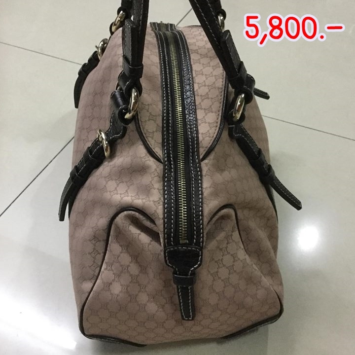 "*ราคา 5,800 บาท ยี่ห้อ Celine สี...เนื้อ ขนาด ... 21 cm. x 38 cm. x 19.5 cm *สภาพ 99% ไม่มีตำหนิ รายละเอียดเพิ่มเติม ตัวกระเป๋าผ้าทอลาย สายกระเป๋าเป็นหนังแท้"