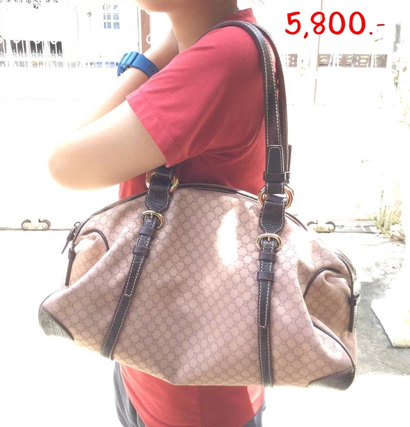 "*ราคา 5,800 บาท ยี่ห้อ Celine สี...เนื้อ ขนาด ... 21 cm. x 38 cm. x 19.5 cm *สภาพ 99% ไม่มีตำหนิ รายละเอียดเพิ่มเติม ตัวกระเป๋าผ้าทอลาย สายกระเป๋าเป็นหนังแท้"