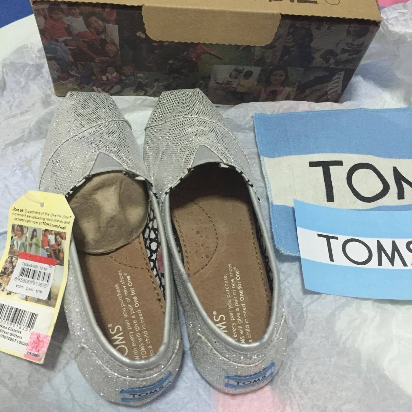 "*ราคา 1,900 บาท ยี่ห้อ TOMS *รหัสสินค้า Classics Silver Glitter สี SILVR ขนาด us 6.5 uk 4.5 eur 37 jp 23.5 cm *สภาพ มือ1 100% มีตำหนิรอยกาวเล็กน้อยบริเวณขอบรองเท้า"