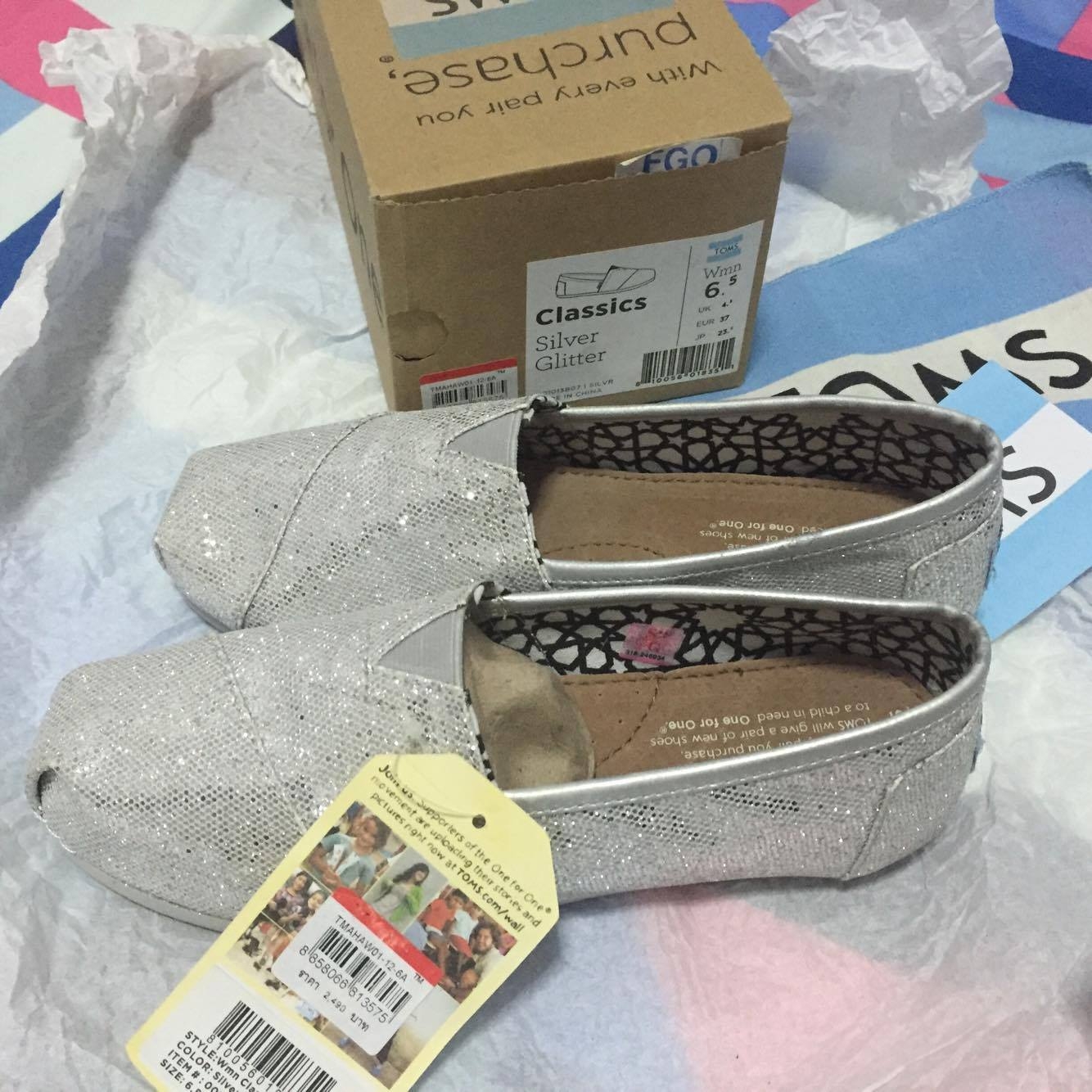 "*ราคา 1,900 บาท ยี่ห้อ TOMS *รหัสสินค้า Classics Silver Glitter สี SILVR ขนาด us 6.5 uk 4.5 eur 37 jp 23.5 cm *สภาพ มือ1 100% มีตำหนิรอยกาวเล็กน้อยบริเวณขอบรองเท้า"