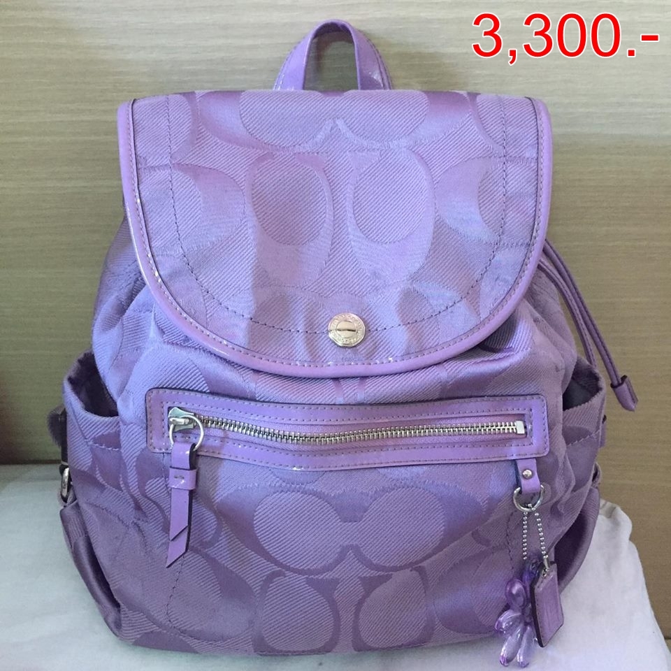 ราคา 3,300 บาท Coach รหัส 16556 daisy signature khaki backpack สภาพ 90% ตำหนิ สีซีดตามอายุการใช้งาน