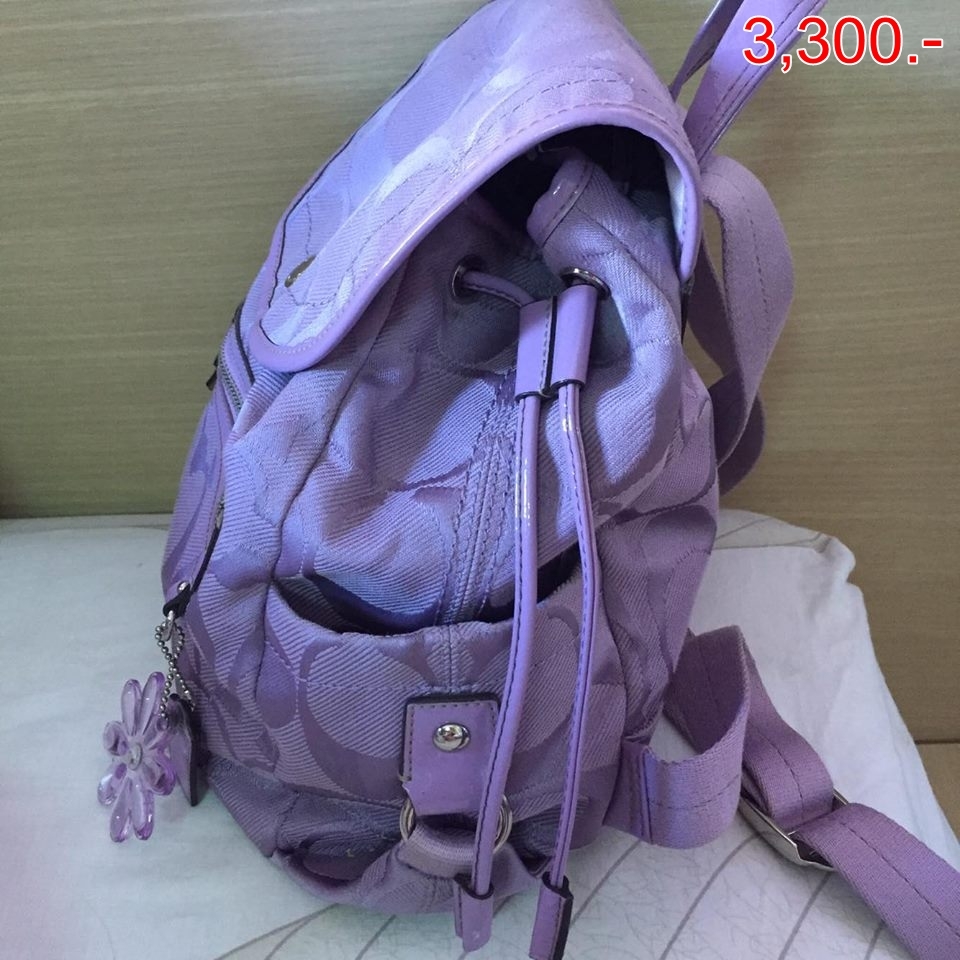 ราคา 3,300 บาท Coach รหัส 16556 daisy signature khaki backpack สภาพ 90% ตำหนิ สีซีดตามอายุการใช้งาน